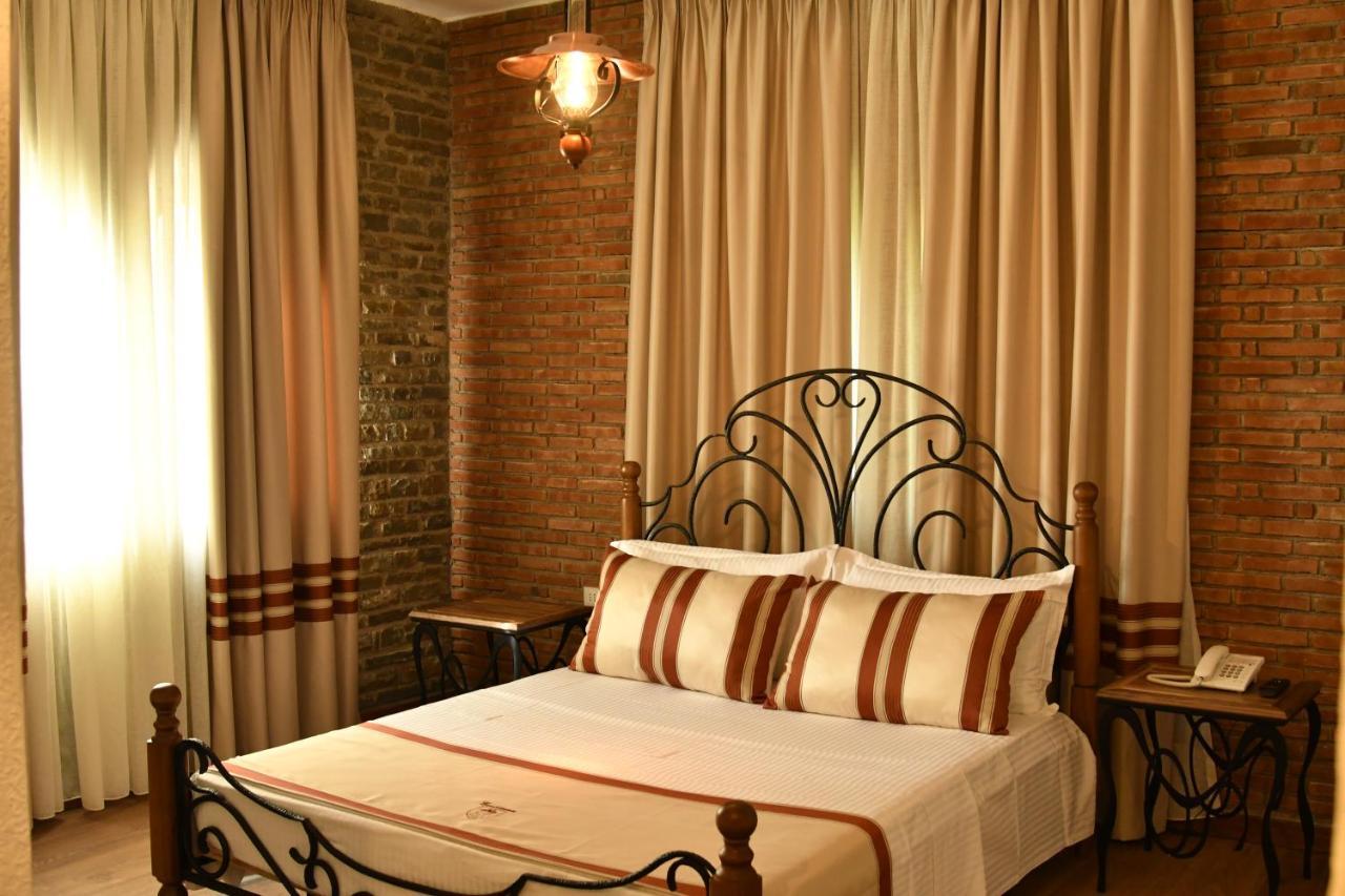 Hotel Restaurant Emblema Petrele Екстер'єр фото