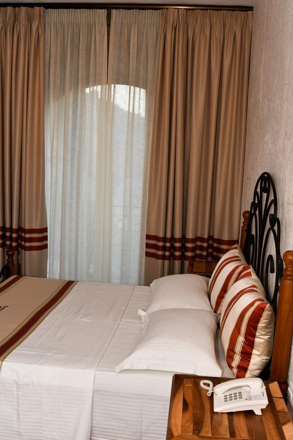 Hotel Restaurant Emblema Petrele Екстер'єр фото