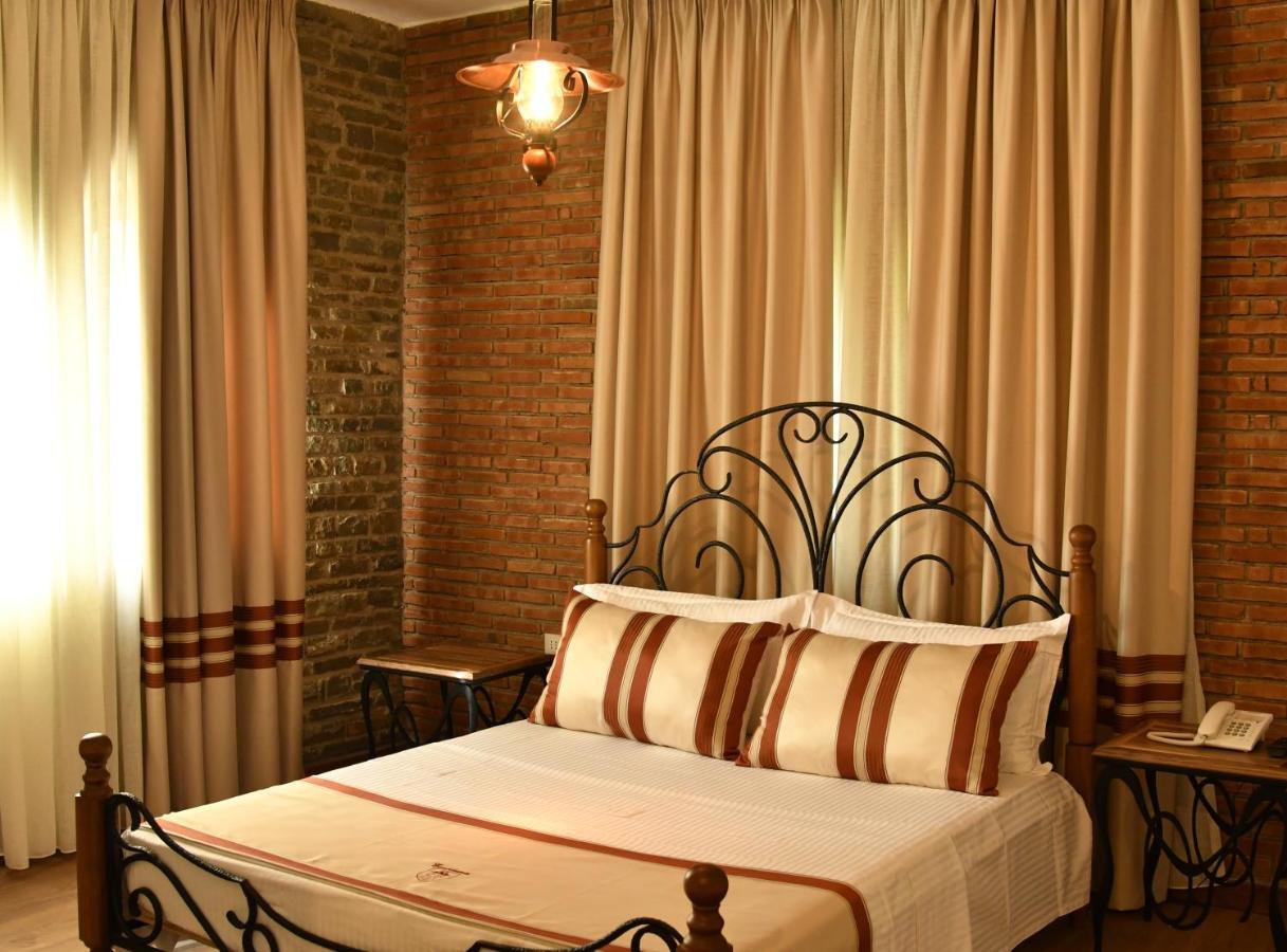 Hotel Restaurant Emblema Petrele Екстер'єр фото